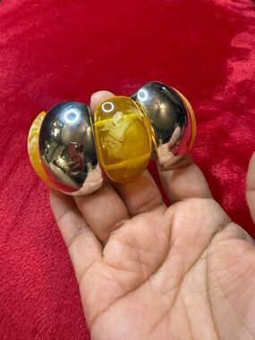 Vintage Chunky Resin & Silver Tone Stretch Bracelet Yellow Faux Amber Bold Retro